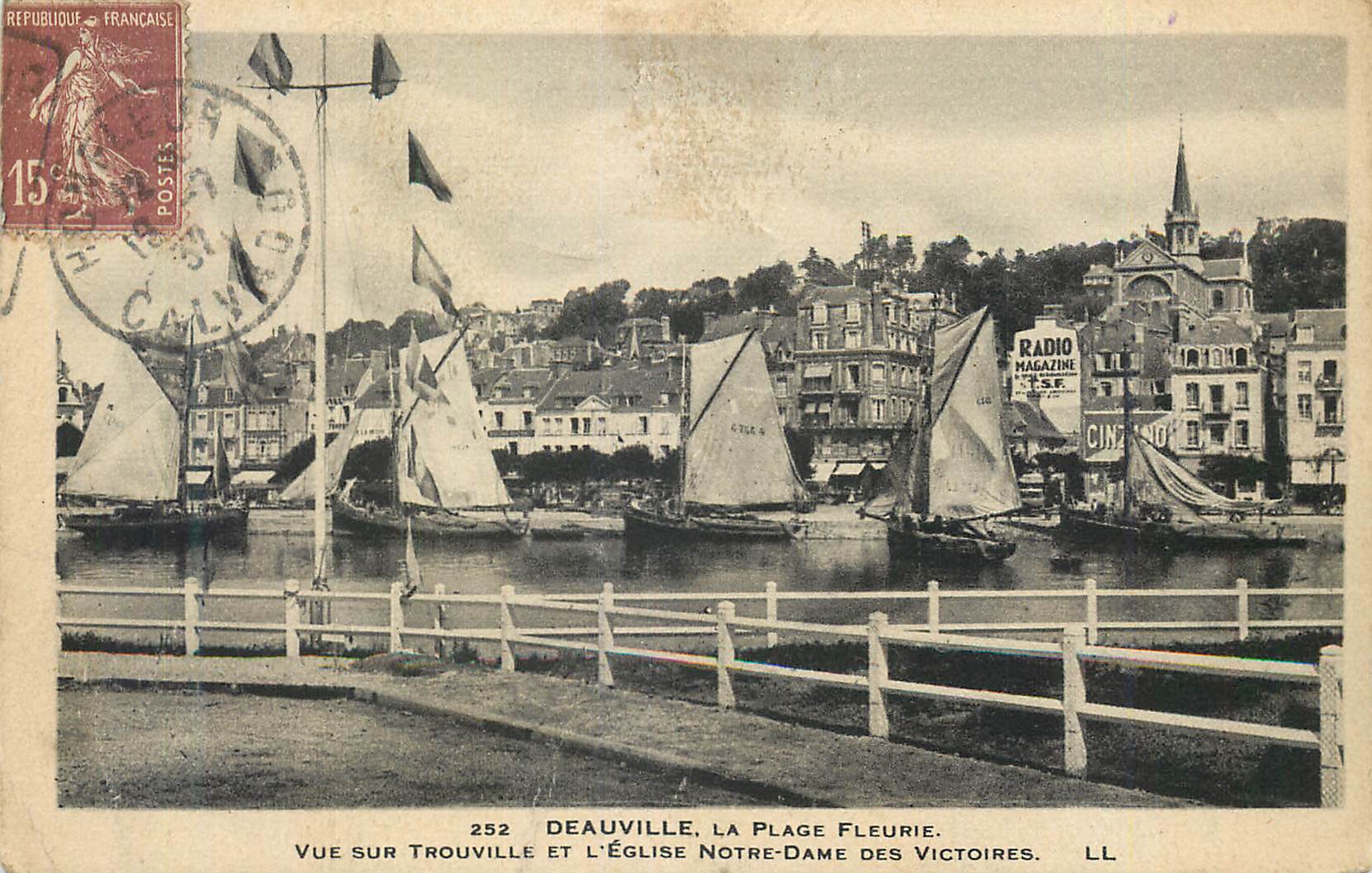 Deauville, Die blühende Strand — Aussicht auf Trouville und die Kirche Notre-Dame des Victoires — LL