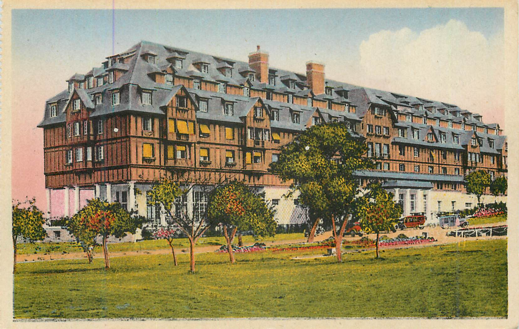 Hôtel de style Tudor — vue extérieure — éditeur non visible