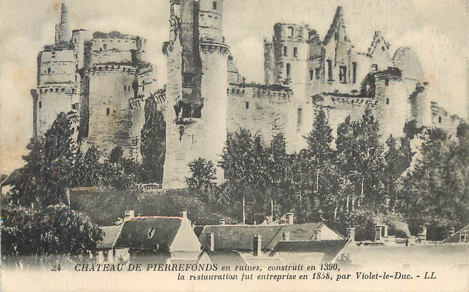 Ruinen des Schlosses Pierrefonds — errichtet 1390, Restaurierung 1858 durch Violet-le-Duc — LL