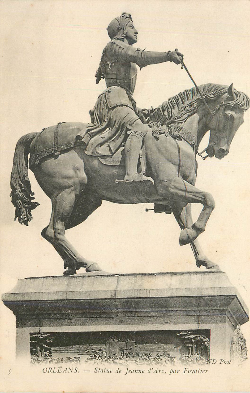 CPA Orleans Statue de Jeanne d Arc par Fovalier