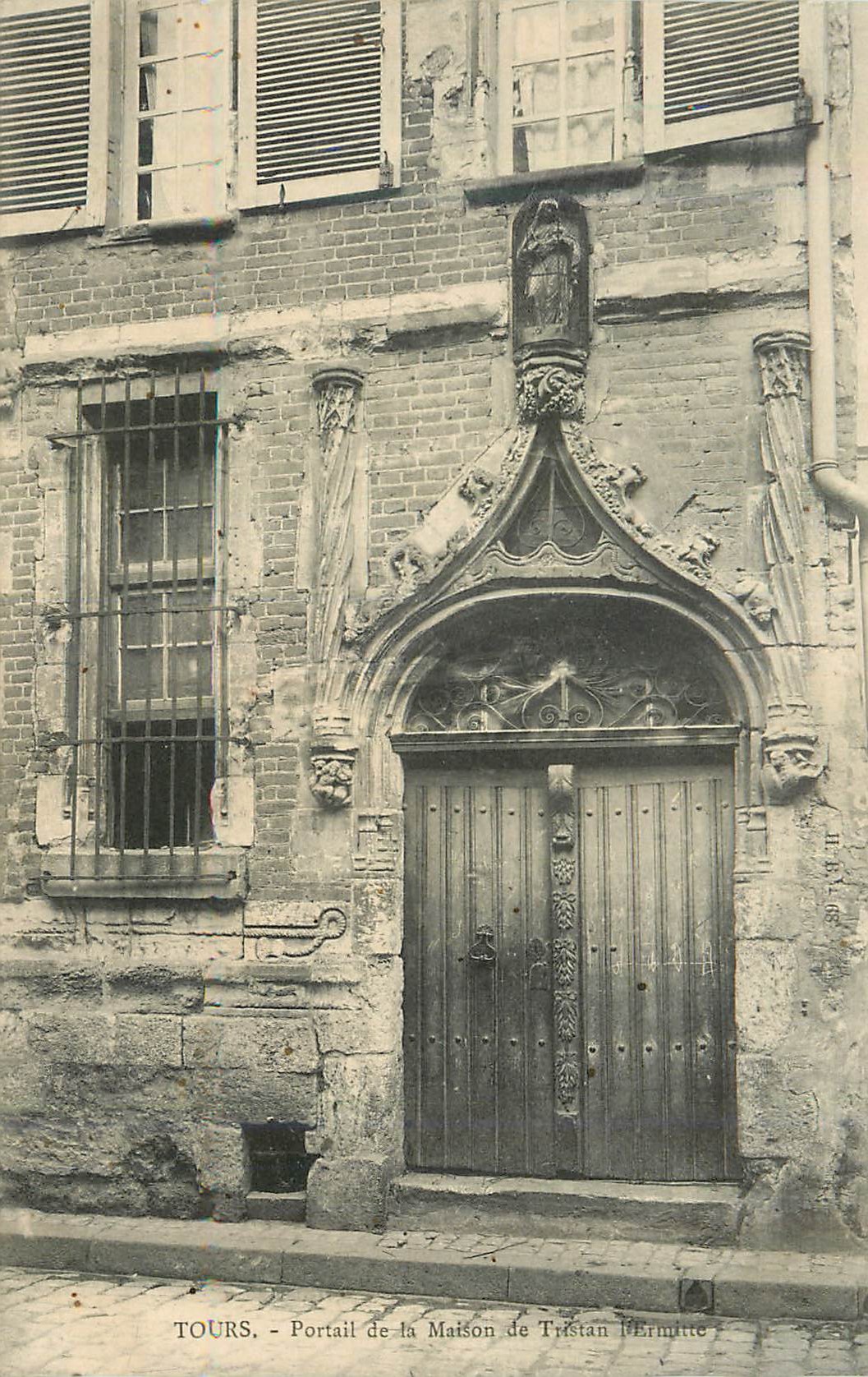 CPA Tours Portail de la Maison de Tristan l Entree