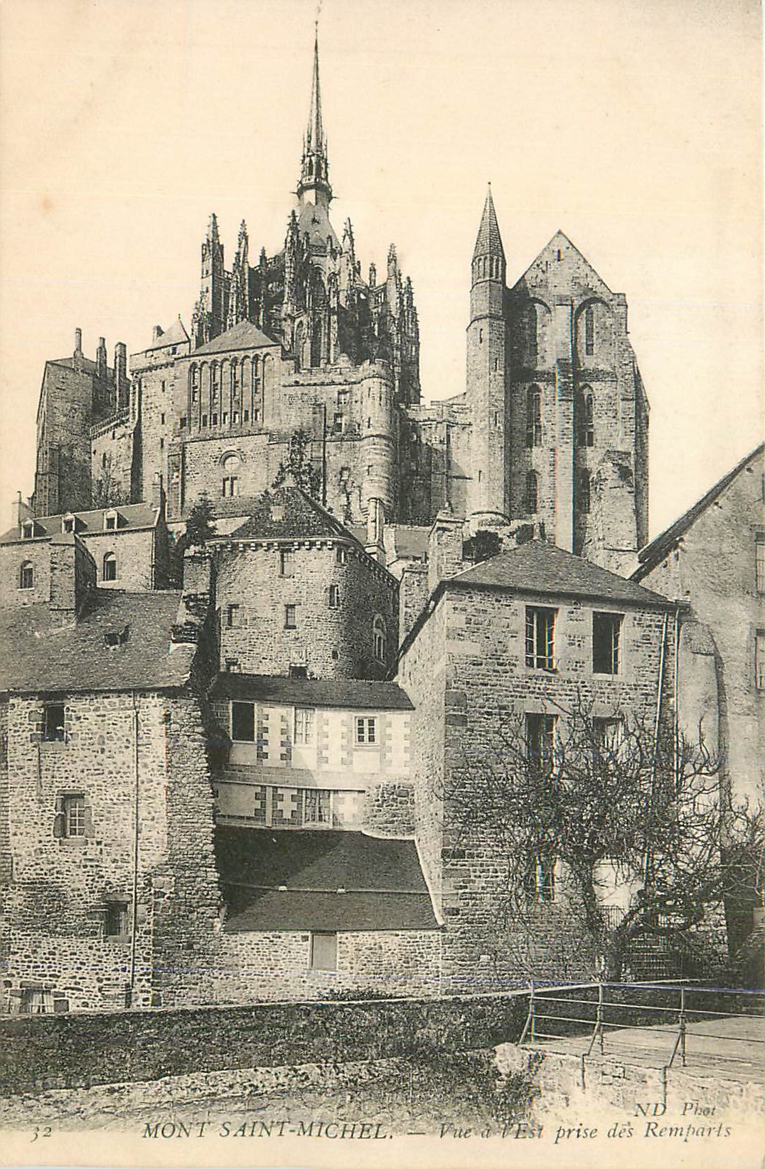 Mont Saint-Michel — Vue à l'Est prise des Remparts — ND Phot