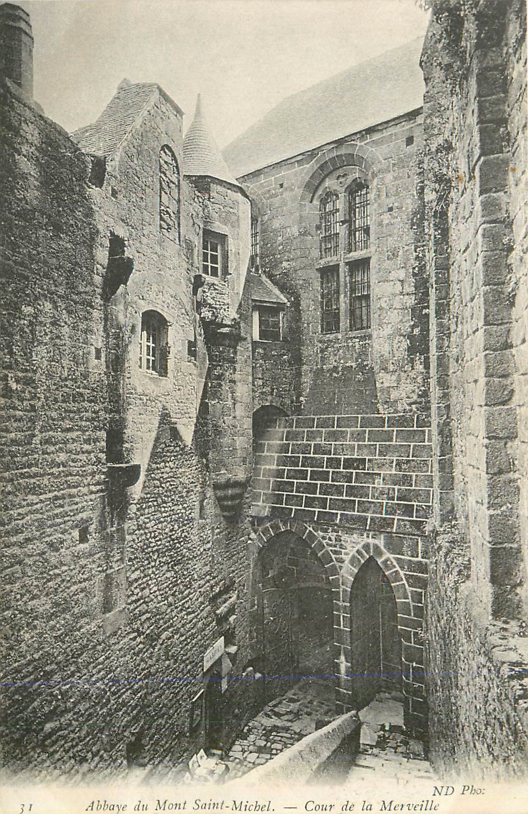 CPA  Abbaye du Mont Saint Michel Cour de la Merveille