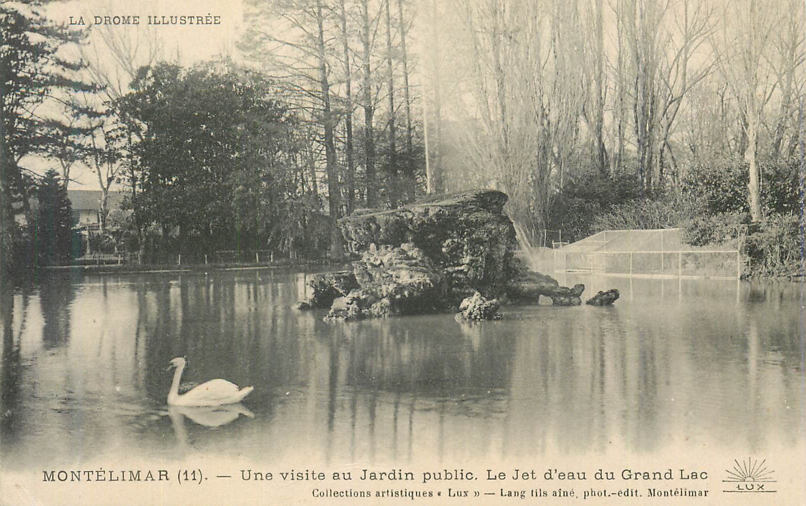 Montélimar (11) — Une visite au Jardin public. Le Jet d'eau du Grand Lac — Collections artistiques « Lux » — Lang fils aîné, phot.-edit. Montélimar