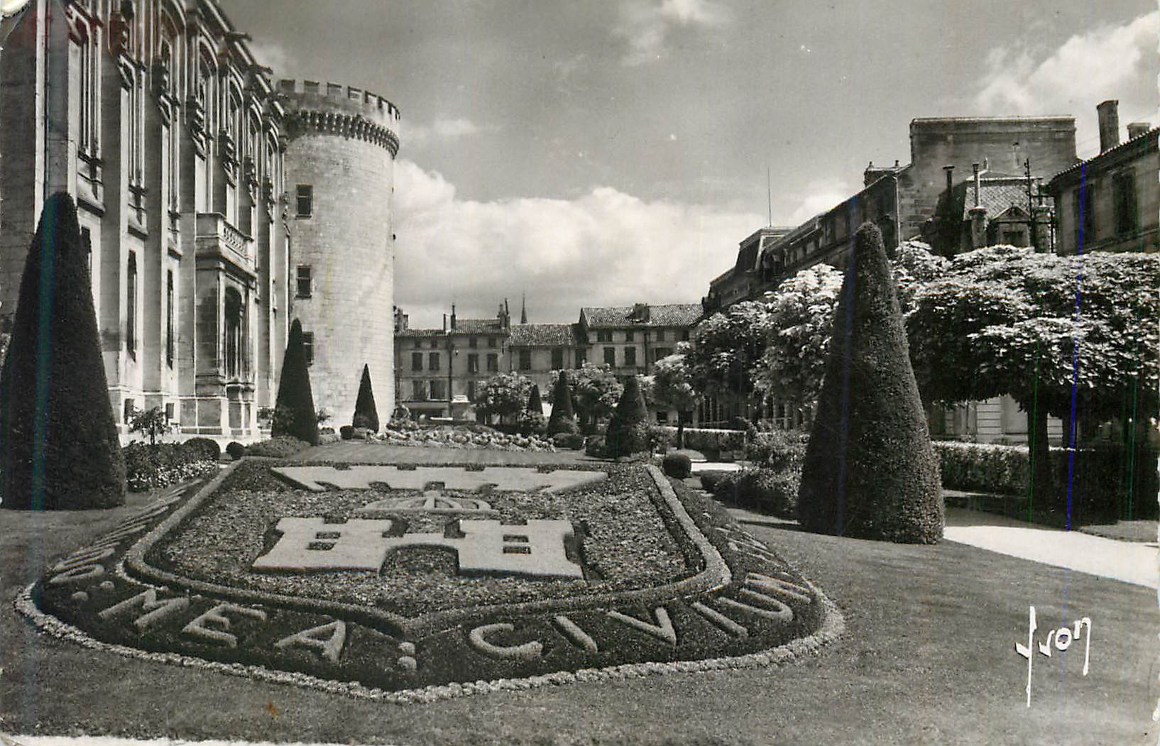 CPM Angouleme Charente Jardins de l Hotel de Ville les armes de la ville