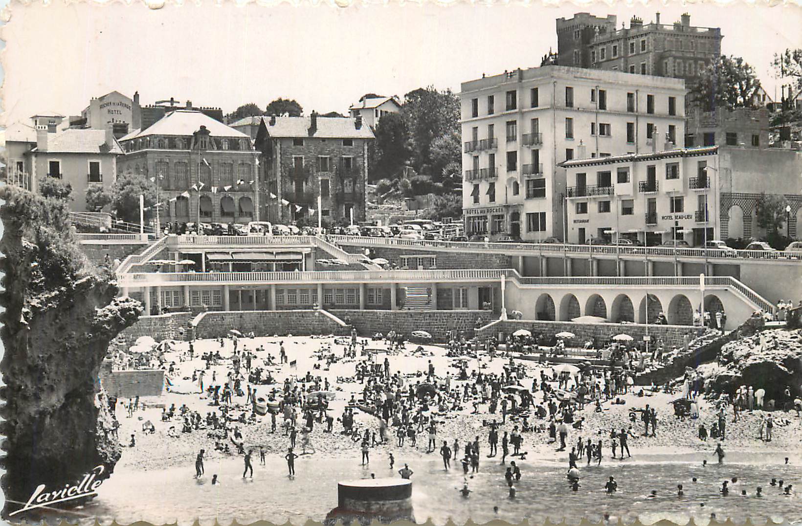 CPM Biarritz La Plage du Port Vieux et les Hotels des Roche et Beaulieu