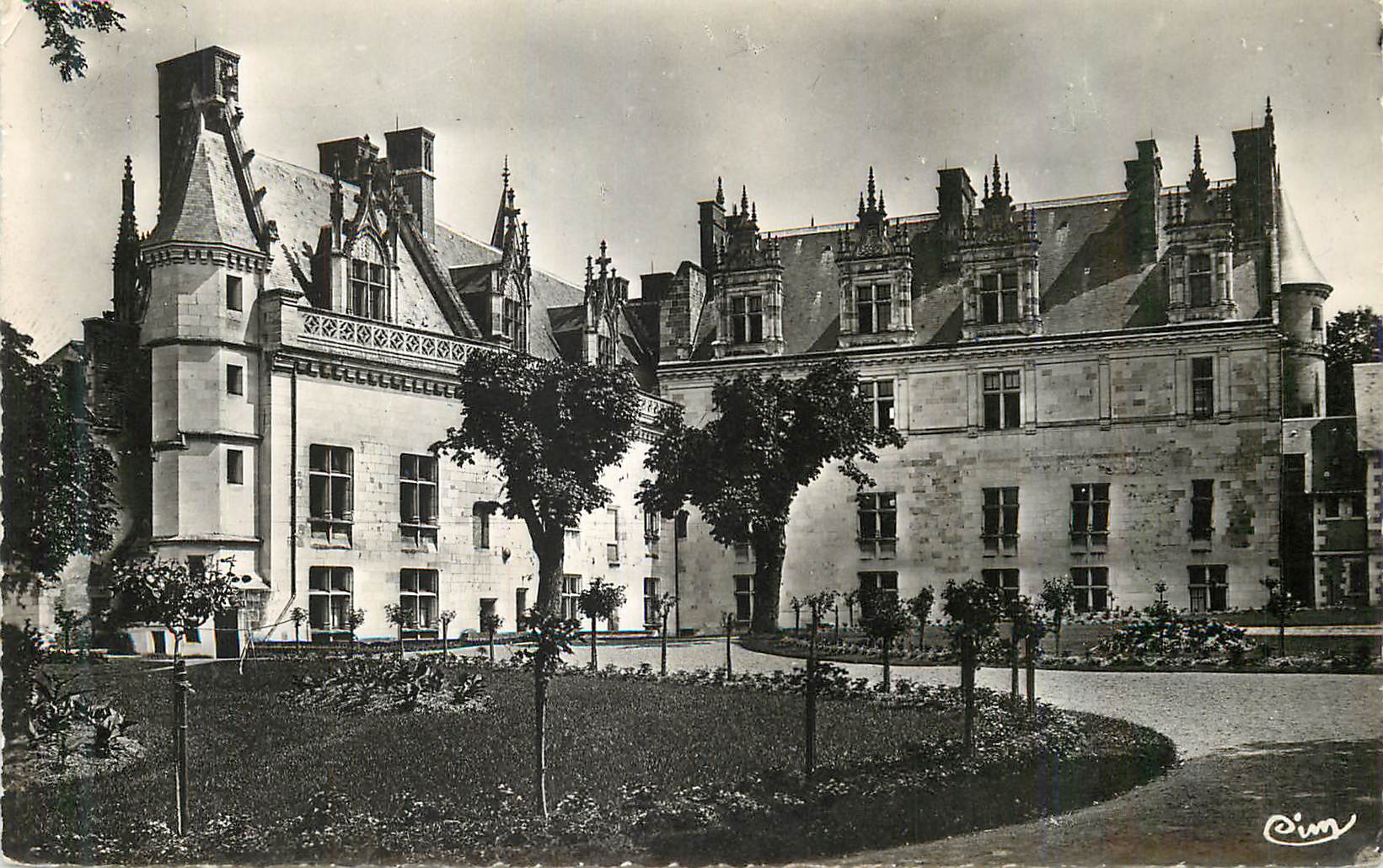 CPM En Touraine Les Chateaux de la Loire Amboise I et Le Chateau Facades Charles vii et Louis xii