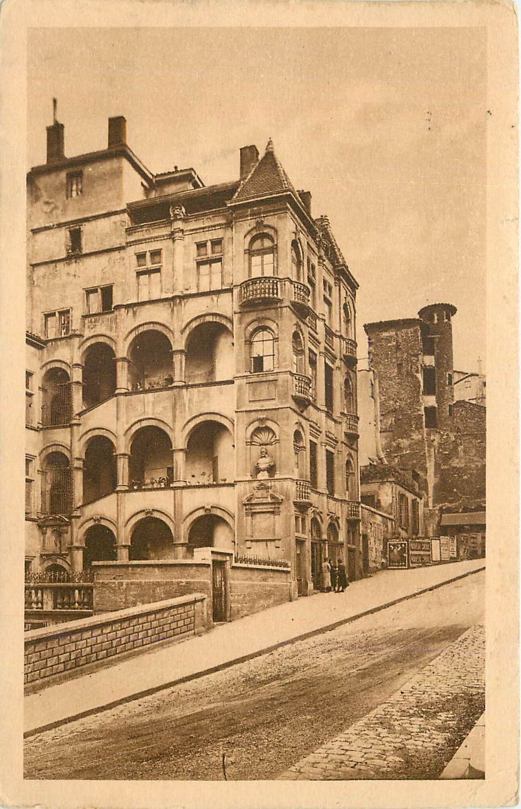 CPA Lyon Montee St Barthelemy Maison Henri iv La Tour Ste Cathetrine xvi siecle