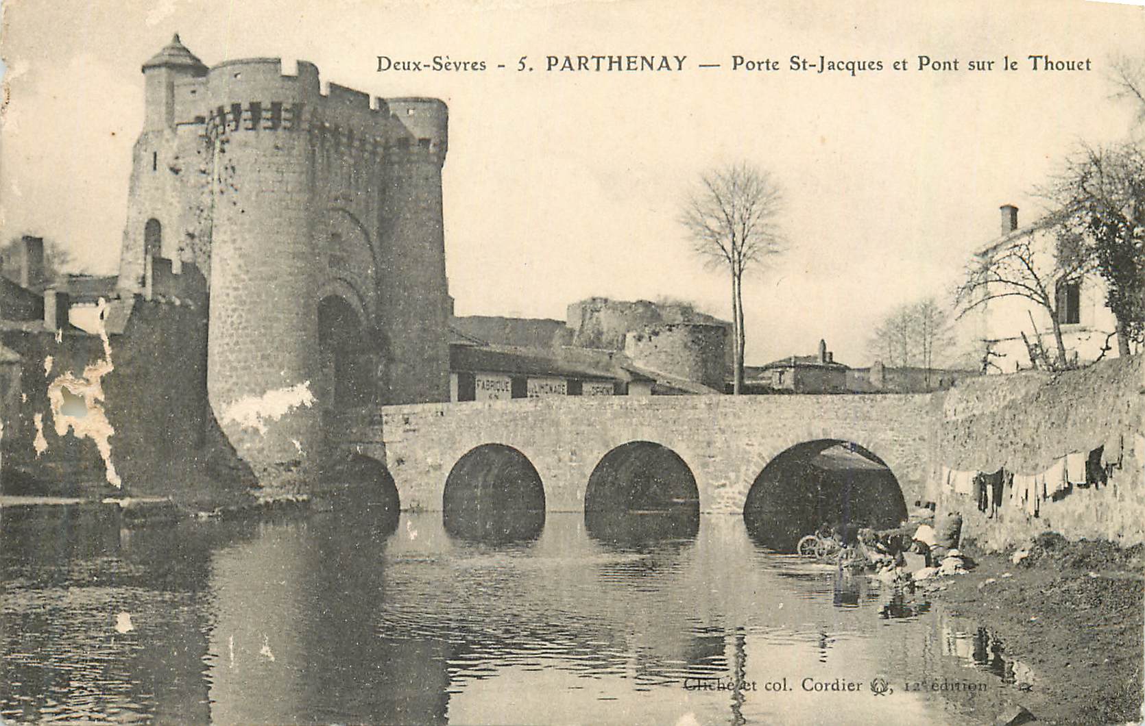 CPA Deux Sevres Parthenay Porte St Jacques et Pont sur le Thouet