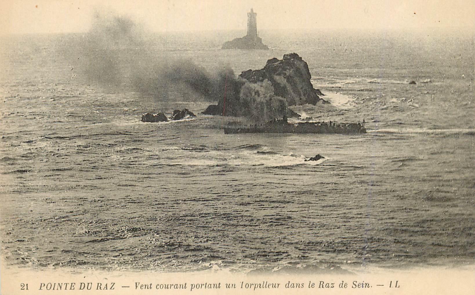 CPA Pointe du Raz Vent courant portant un lorpilleur dans le Raz de Sein
