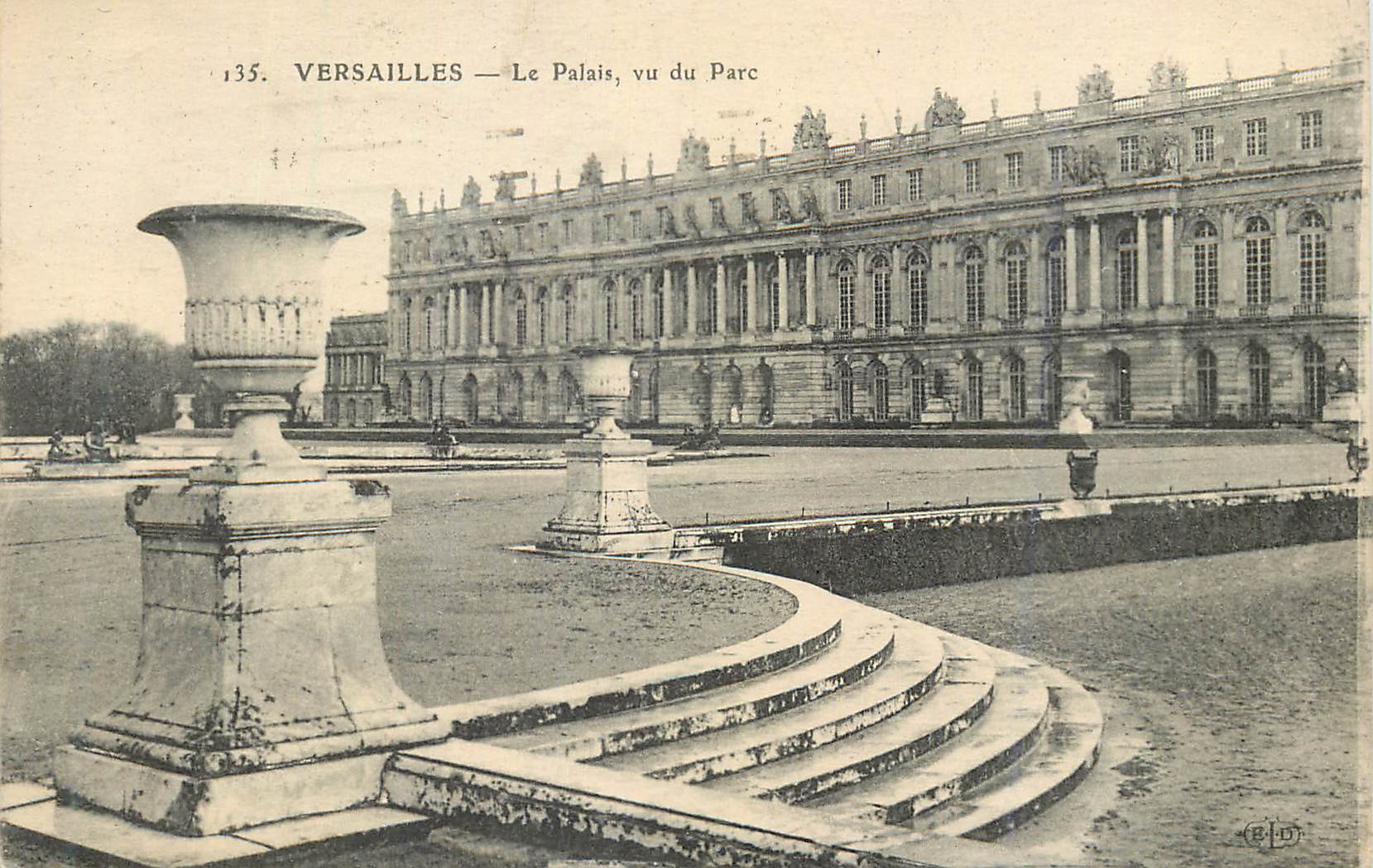 CPA Versailles Le Palais vu vu Parc
