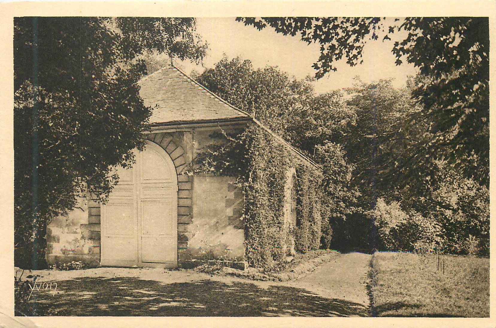 Portail d'entrée — ancien château ou domaine — éditeur Yvot, n°1017