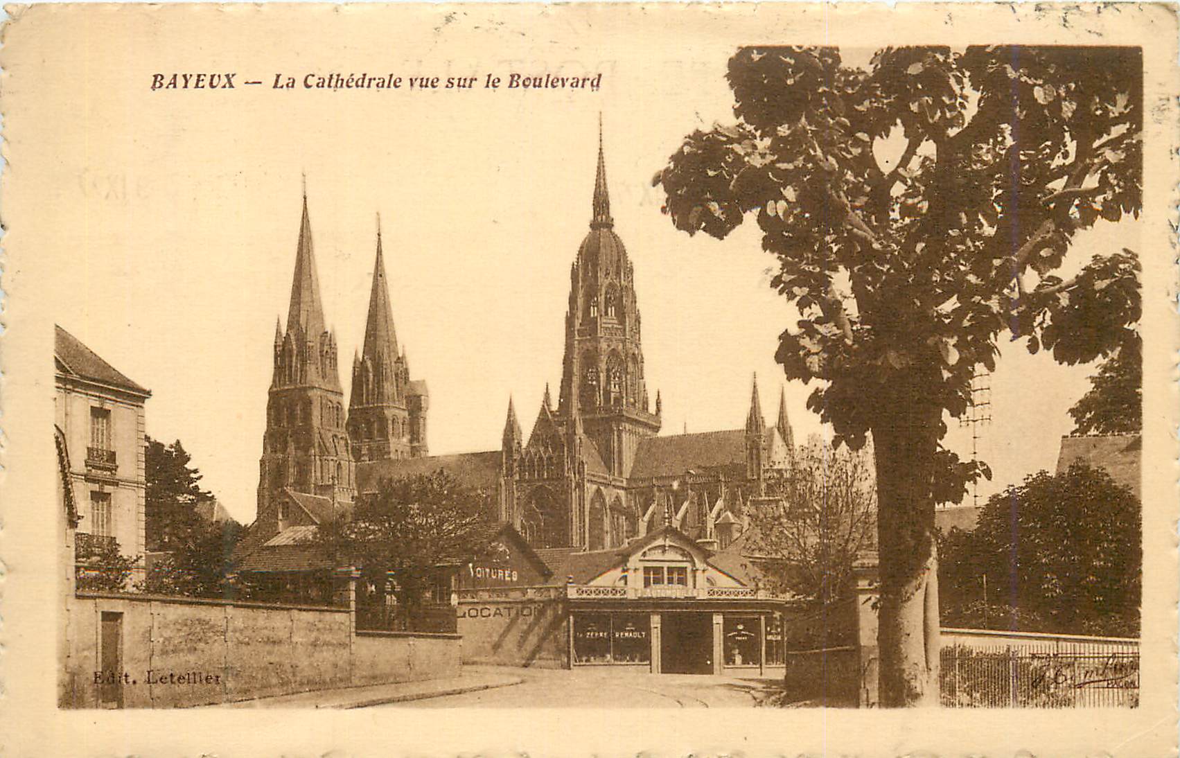 CPA Bayeux La Cathedrale vue sur le Boulevard