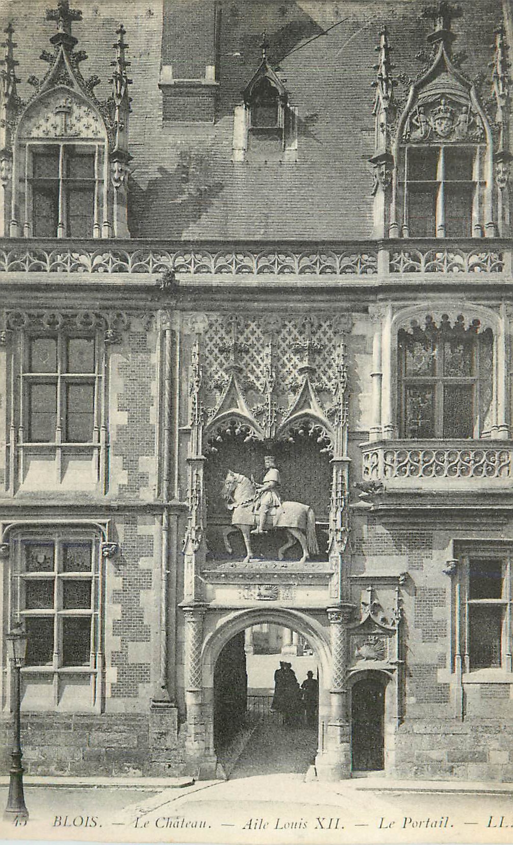 CPA Blois Le Chateau Aile Louis XII Le Portail