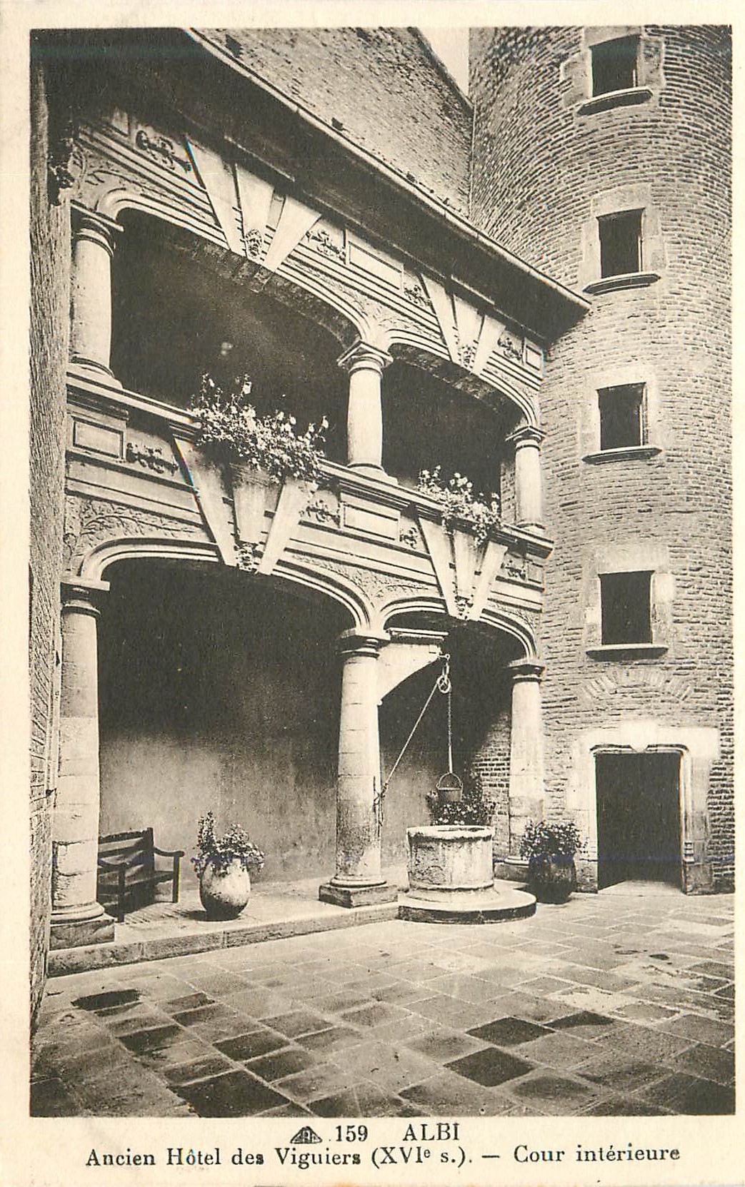 CPA Albi Ancien Hotel des Viguiers xvi s Cour interieure