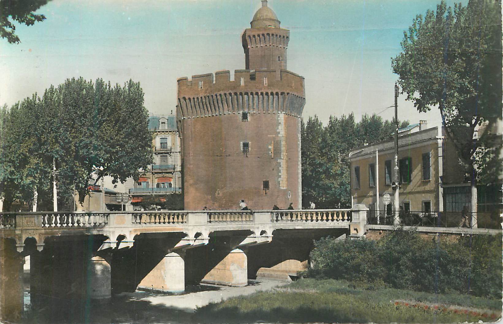 CPM Perpignan P O Le Castillet et le pont sur la Basse