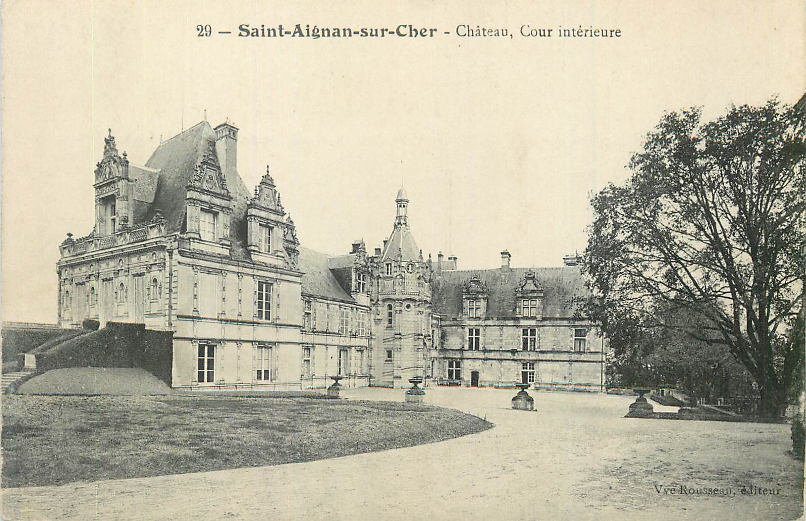 CPA Saint Aignan sur Cher Chateau Cour interieure