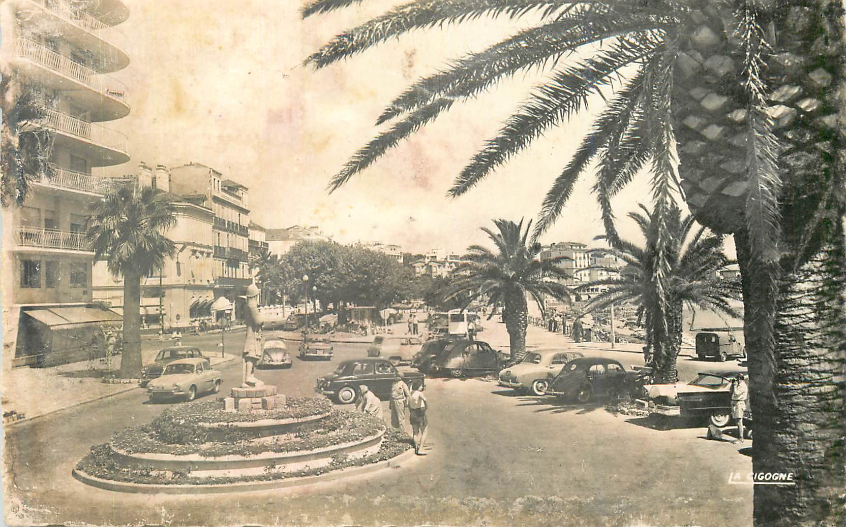 Central Square with Fountain — La Gigogne — Publisher La Gigogne