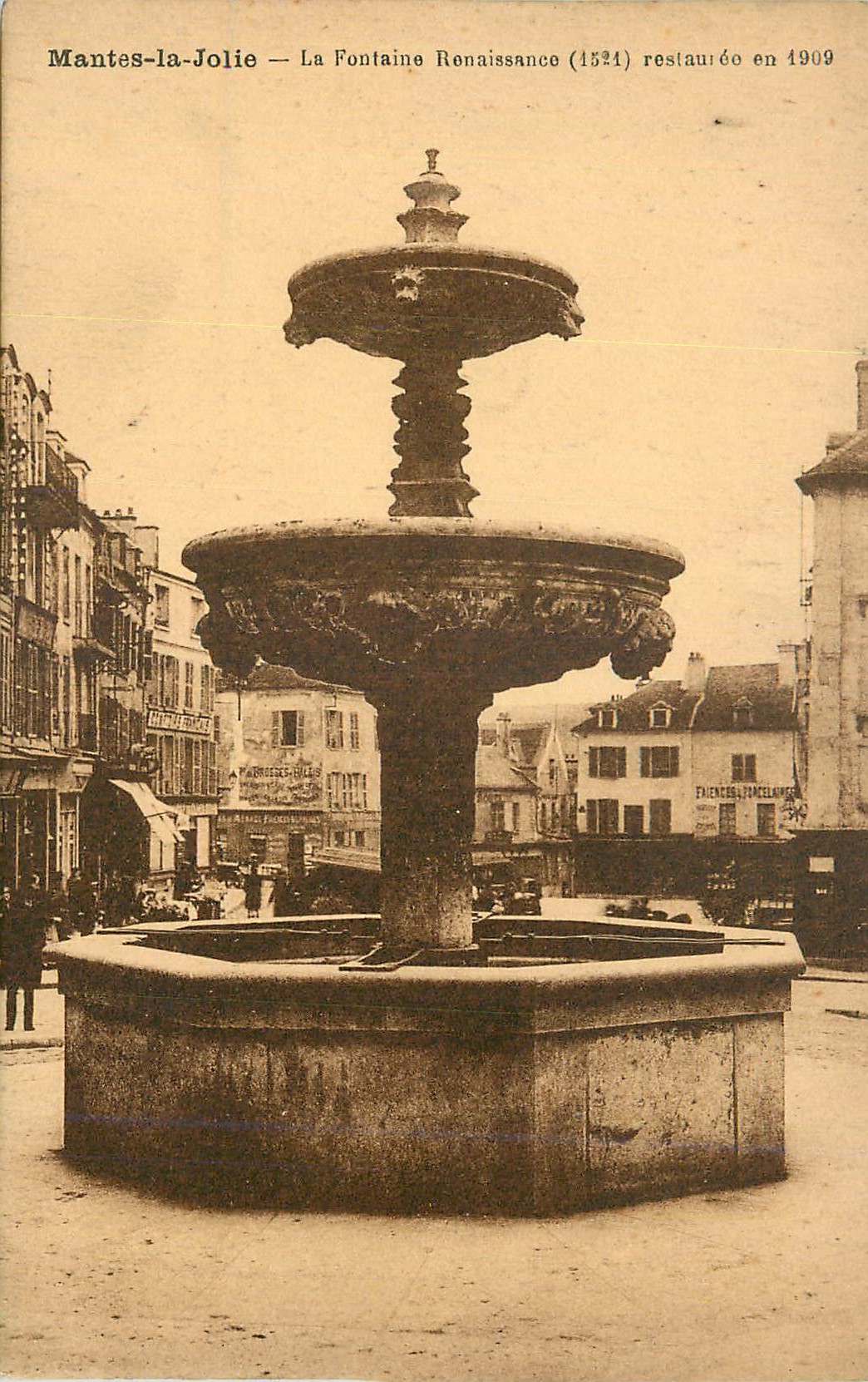 Mantes-la-Jolie — La Fontaine Renaissance (1524) restaurée en 1909