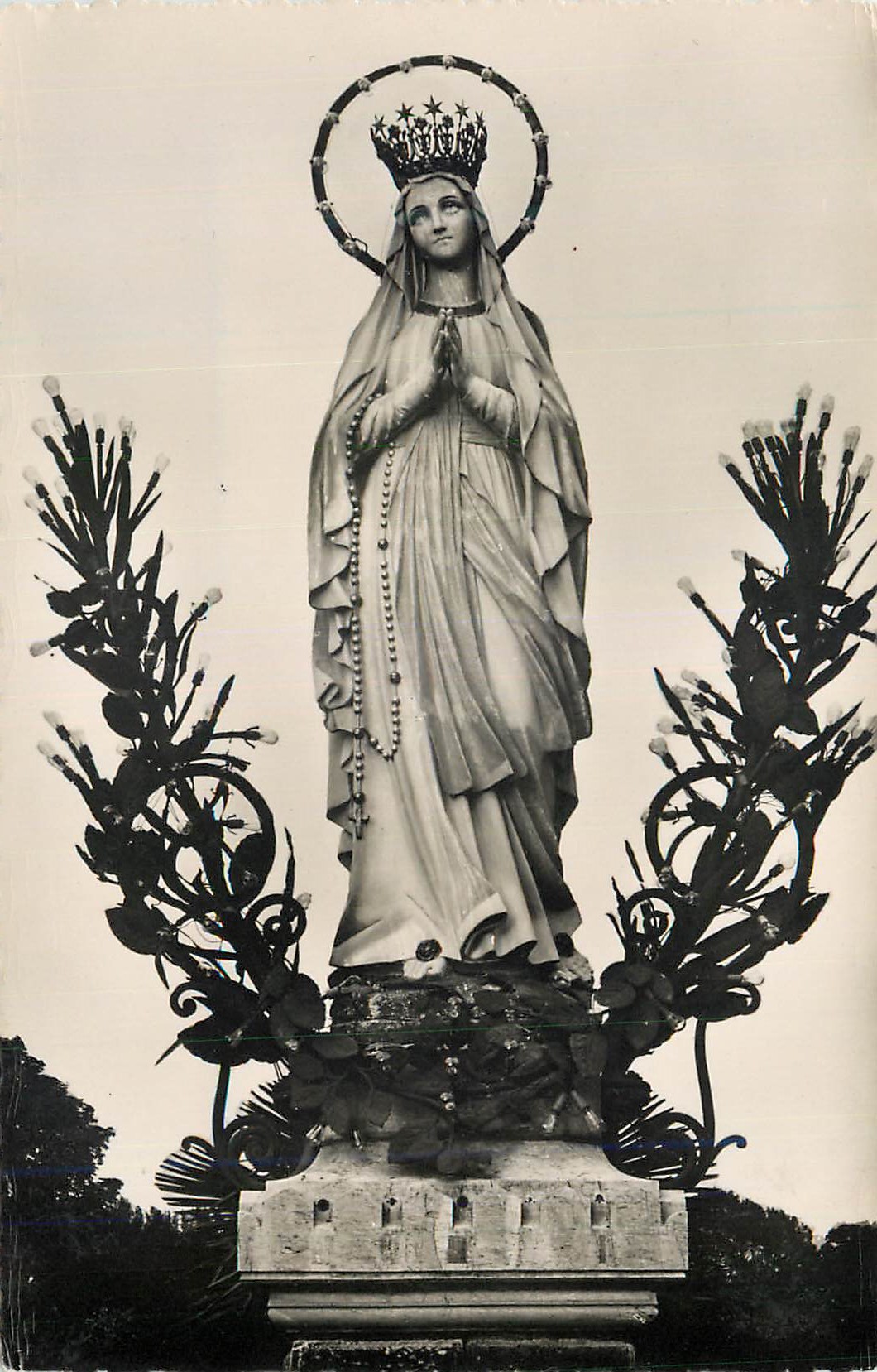 CPM Lourdes La Vierge Couronnee