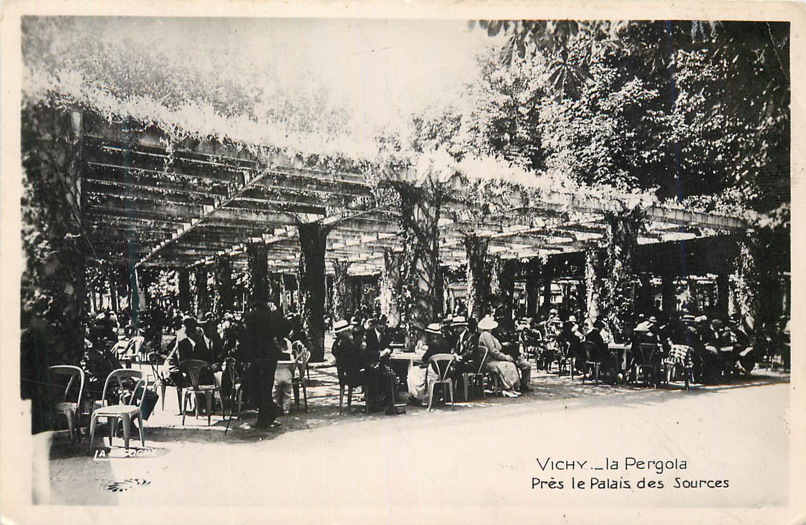 CPM Vichy La Pergola Pres le Palais des Sources