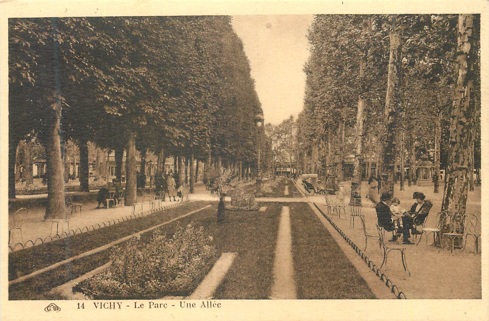 CPA Vichy Le Parc Une Allee