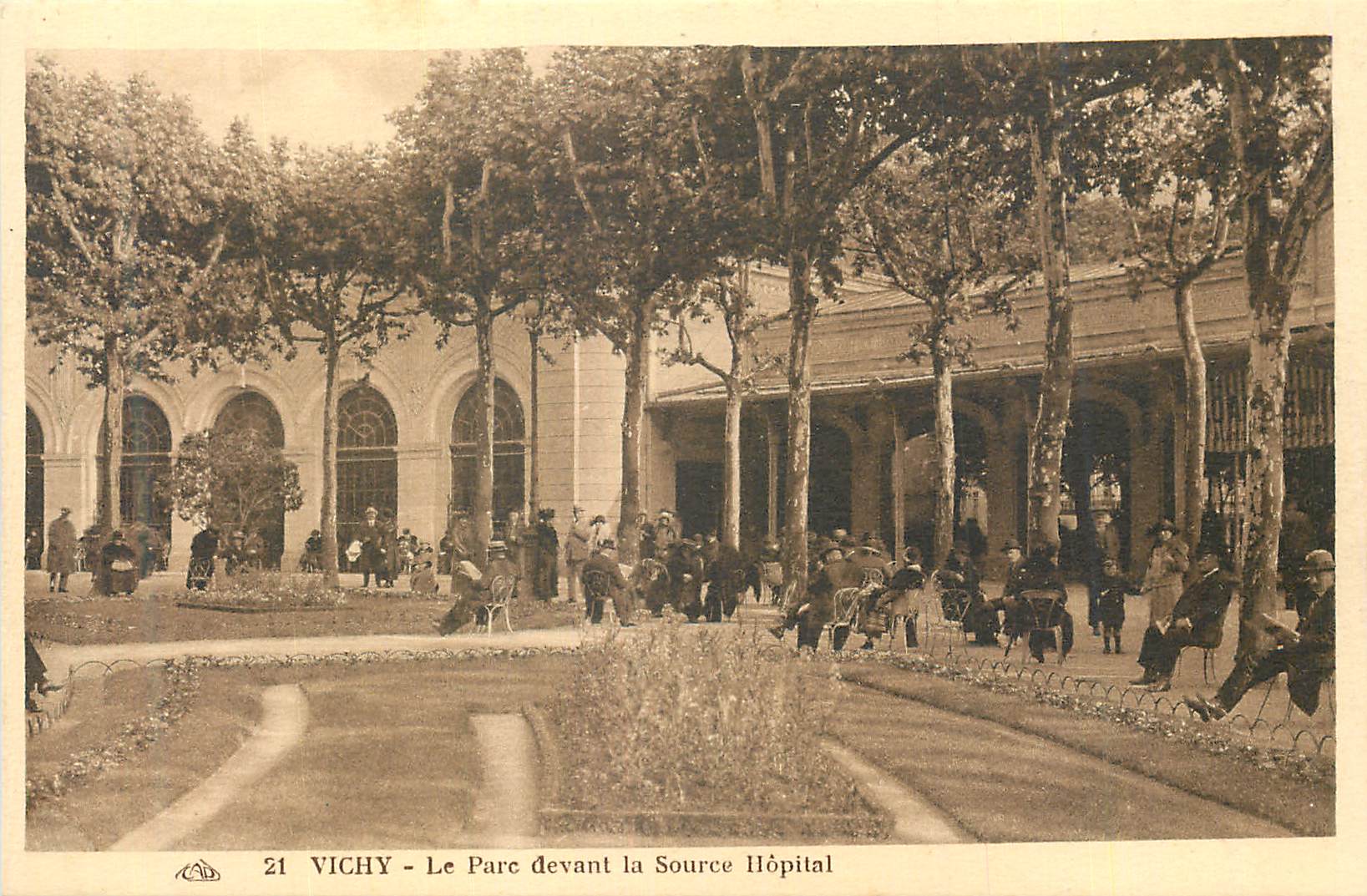 CPA Vichy Le Parc devant la Source Hopital