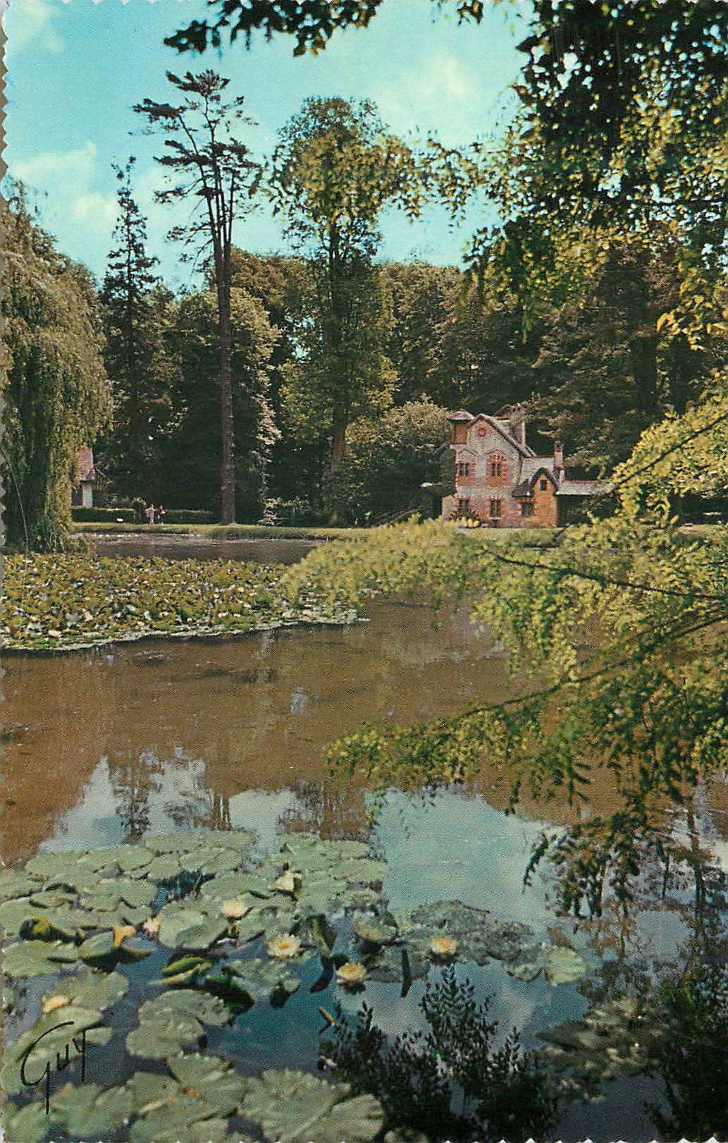 CPM Versailles et ses Merveilles Hameau du petit Trianon le lac et au fond le moulin