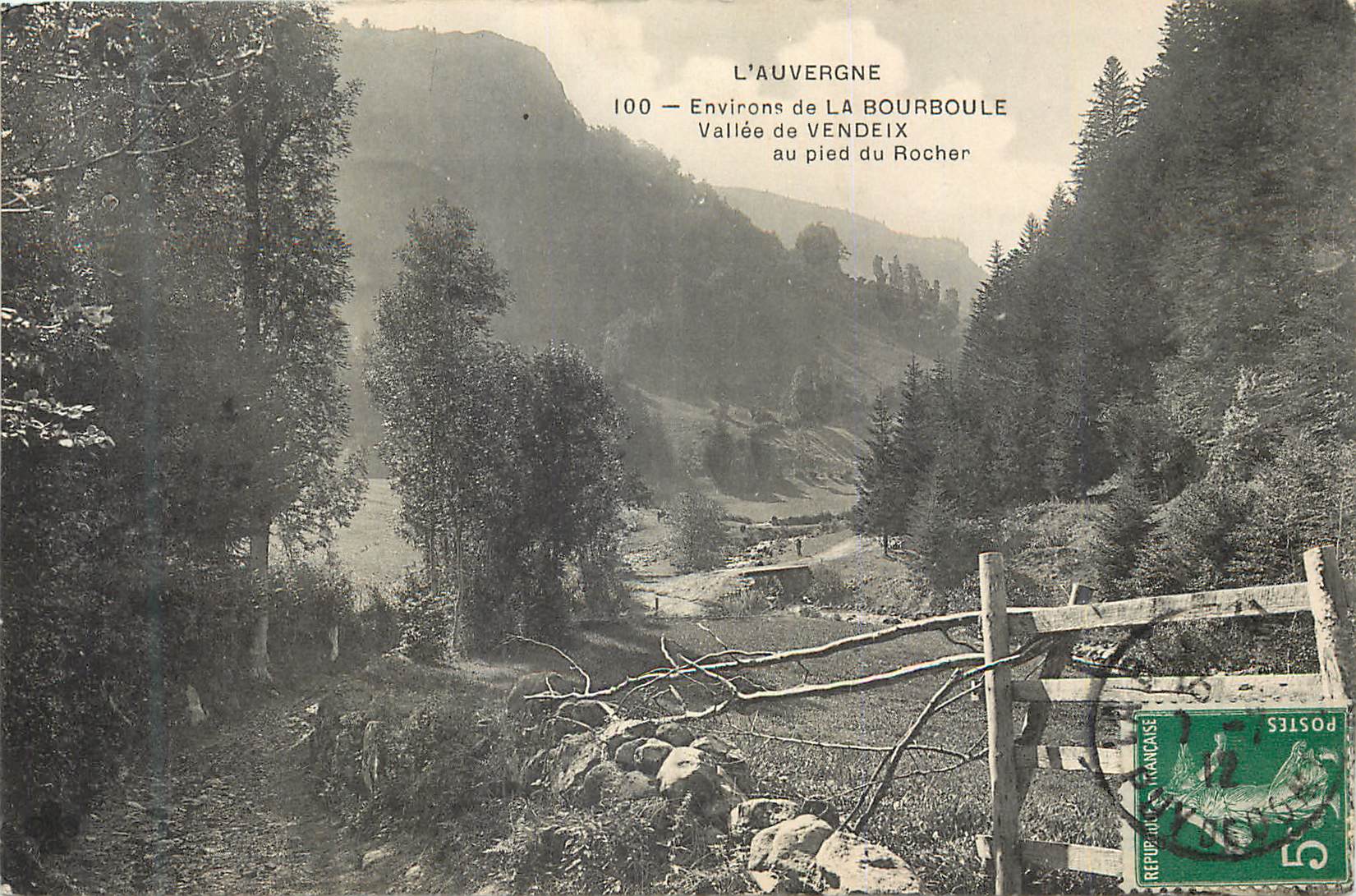 CPA L Auvergne Environs de la Bourboule Vallee de Vendeix au peid du Rocher