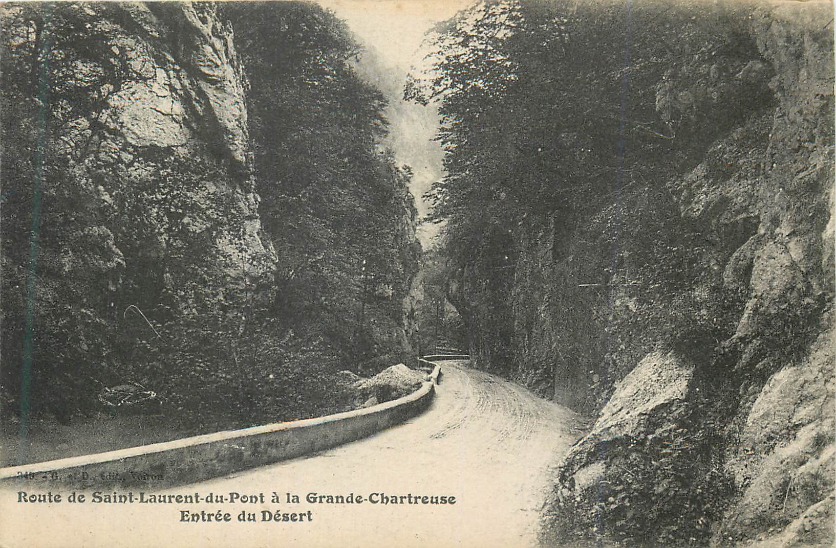 CPA Route de Sain Laurent du Pont a la Grande Chartreuse Entree du Desert