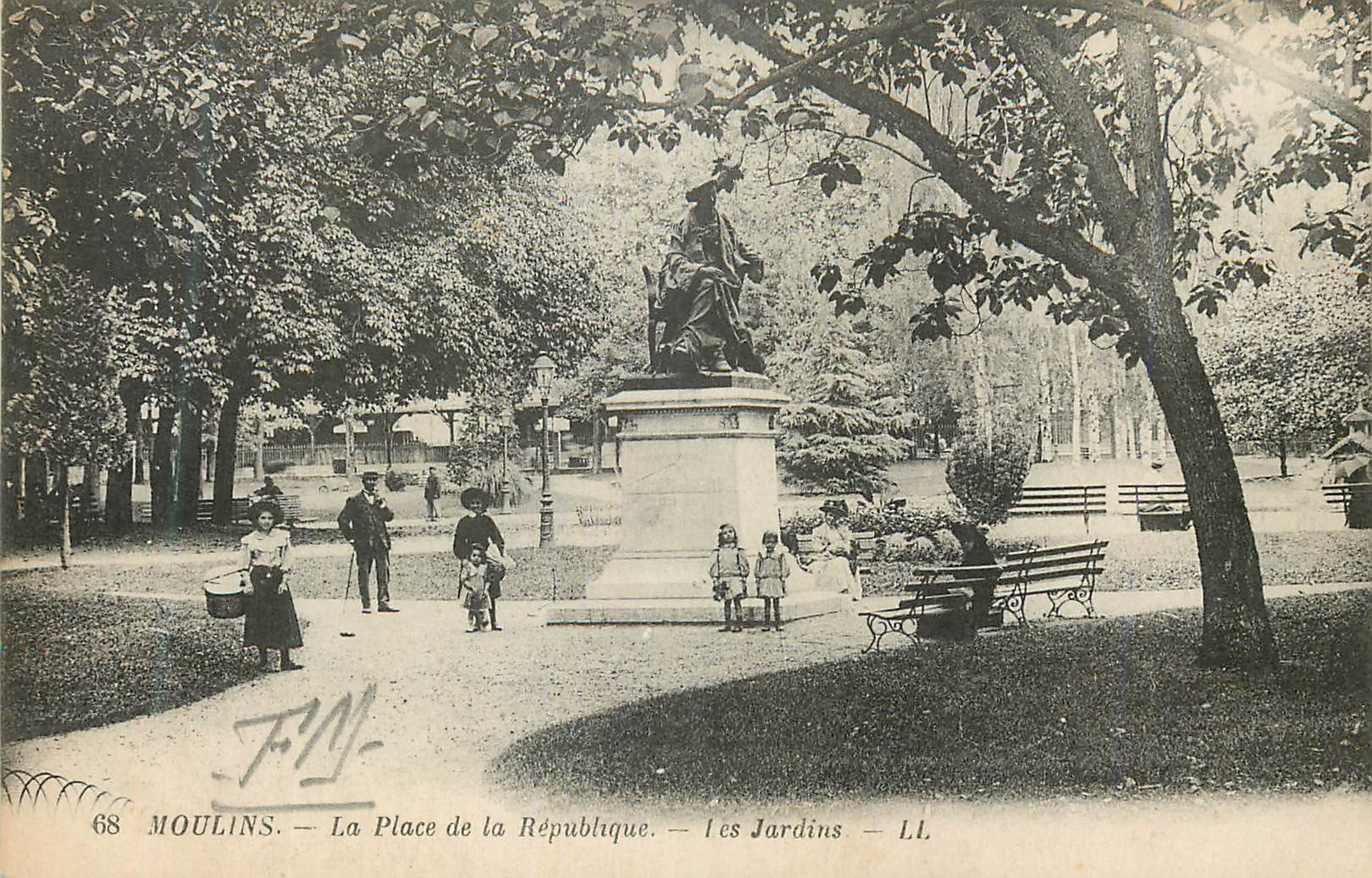 CPA Moulins La Place de la Republique Les Jardins