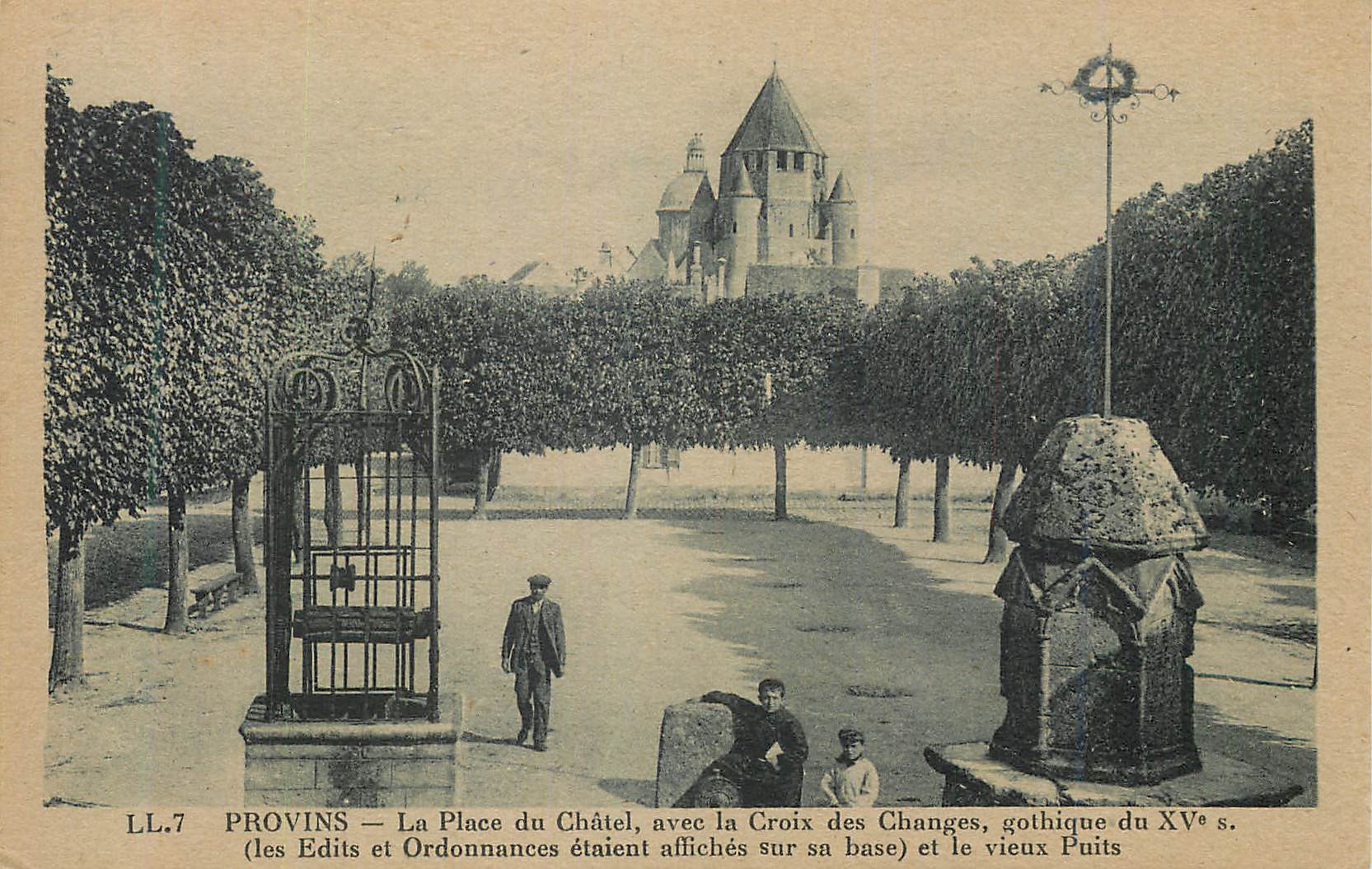 CPA Provins La Place du Chatel avec la Croix des Changes gothique du XV s les Edits et Ordonnances etaient affiches sur 