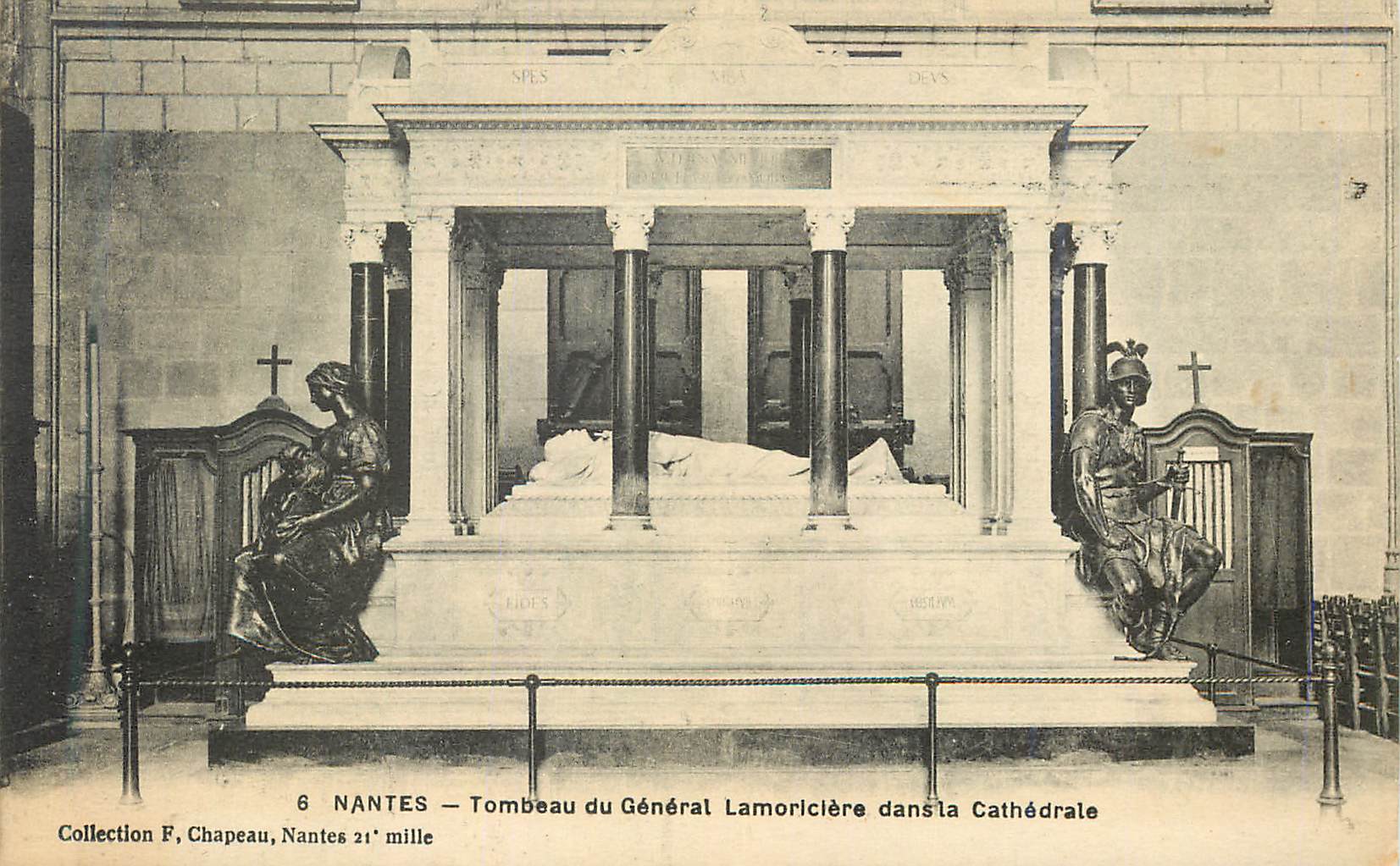 CPA Nantes Tombeau du General Lamoriciere dans la Cathedrale Collection F Chapeau Nantes