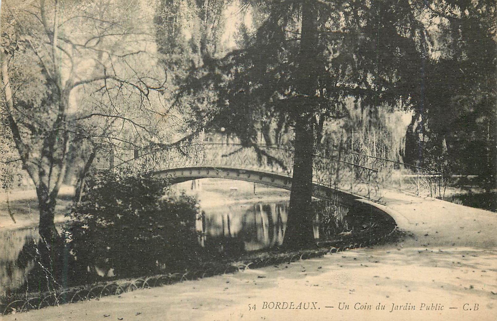 CPA Bordeaux Un Coin du Jardin Public