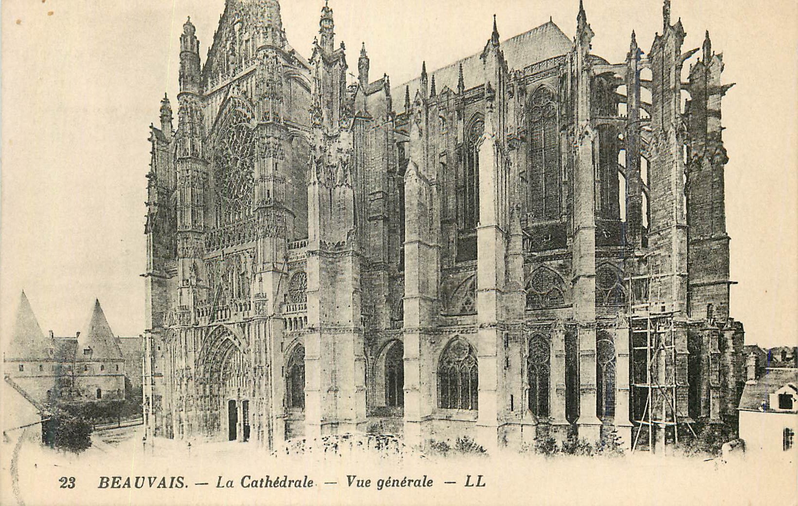 CPA Beauvais La Cathedrale Vue generale