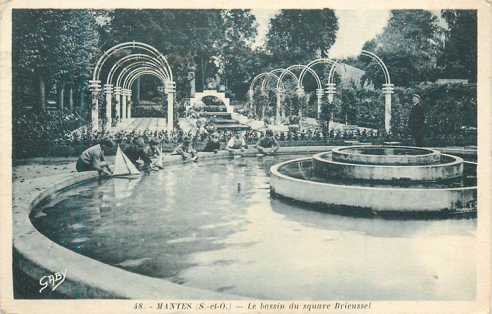 MANTES (S.-et-O.) — Le bassin du square Brieuessel — Gaby, n°48