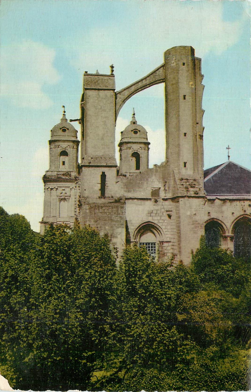 CPM Saint Jean d Angely Chevet de l Eglise Contreforts de l Eglise Abbatiale et Tours de l Eglise inachevee