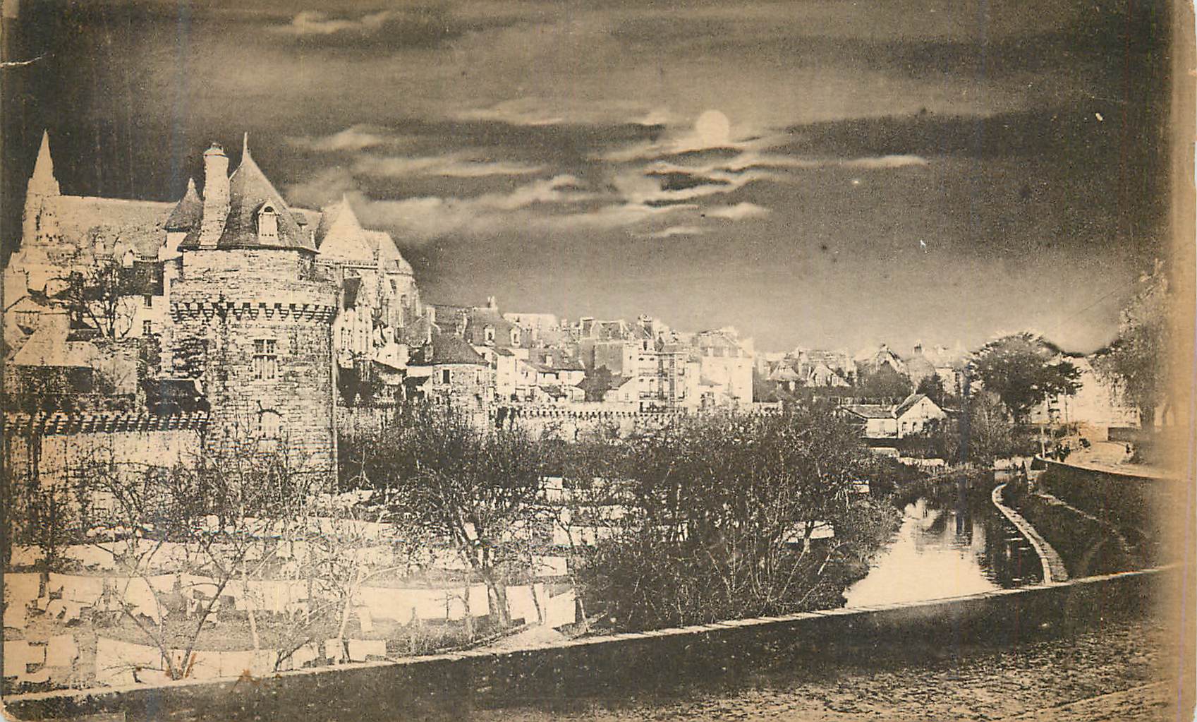 CPA Vannes Les Remparts au Clair de Lune