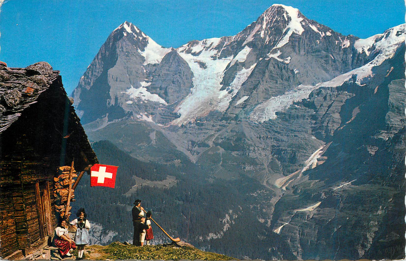 CPM Alphornblaser und Familie mit Eiger und Monch loueur du cor des Alpes et sa familie l Eiger et le Monch