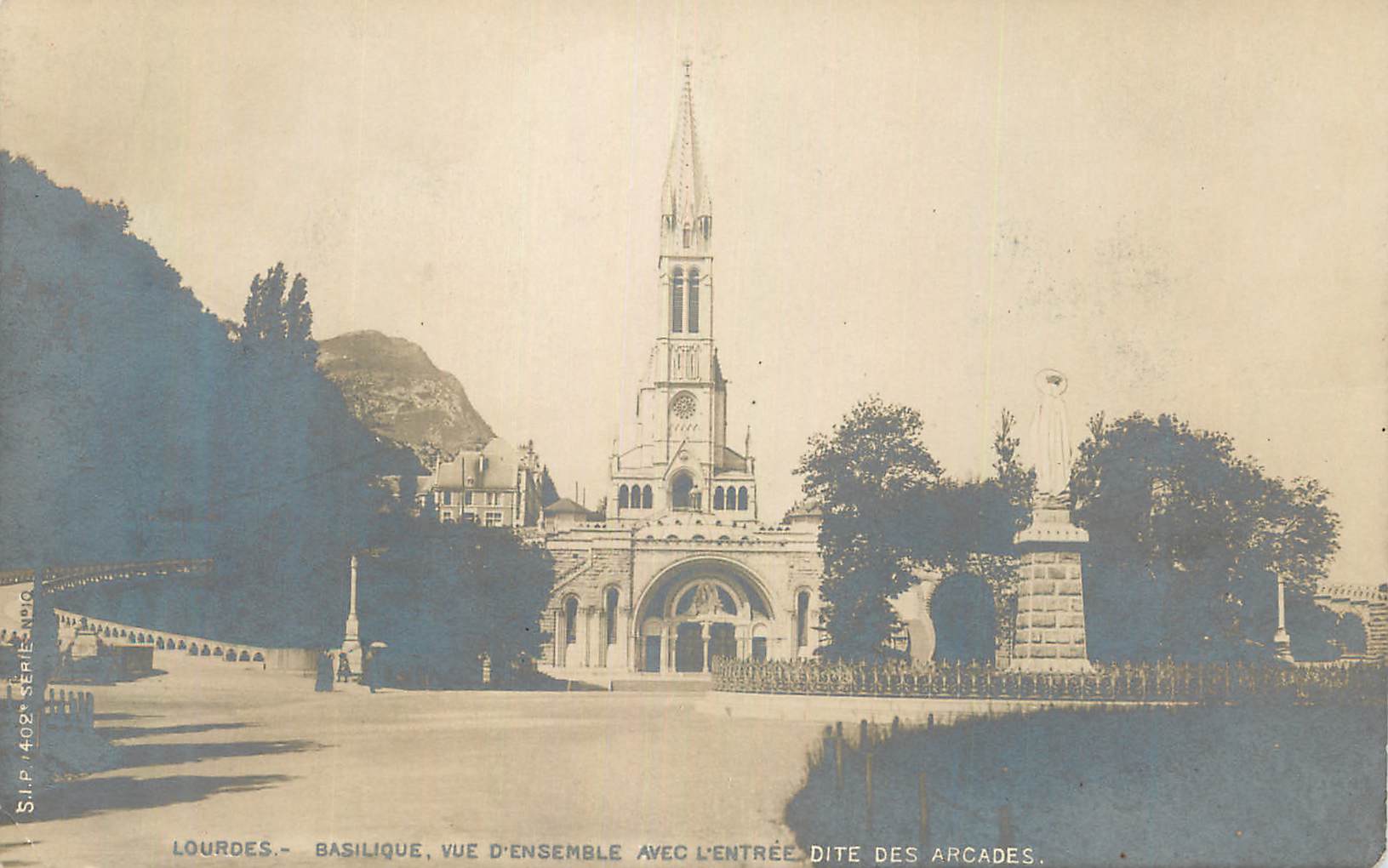 CPA Lourdes Basilique Vue de ensemble avec l entree dite des arcades