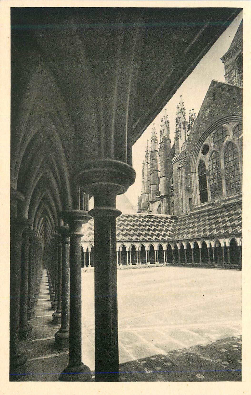 Cour intérieure de l'abbaye de Sainte-Marie d'Alençon — vue depuis le cloître — éditeur non identifié