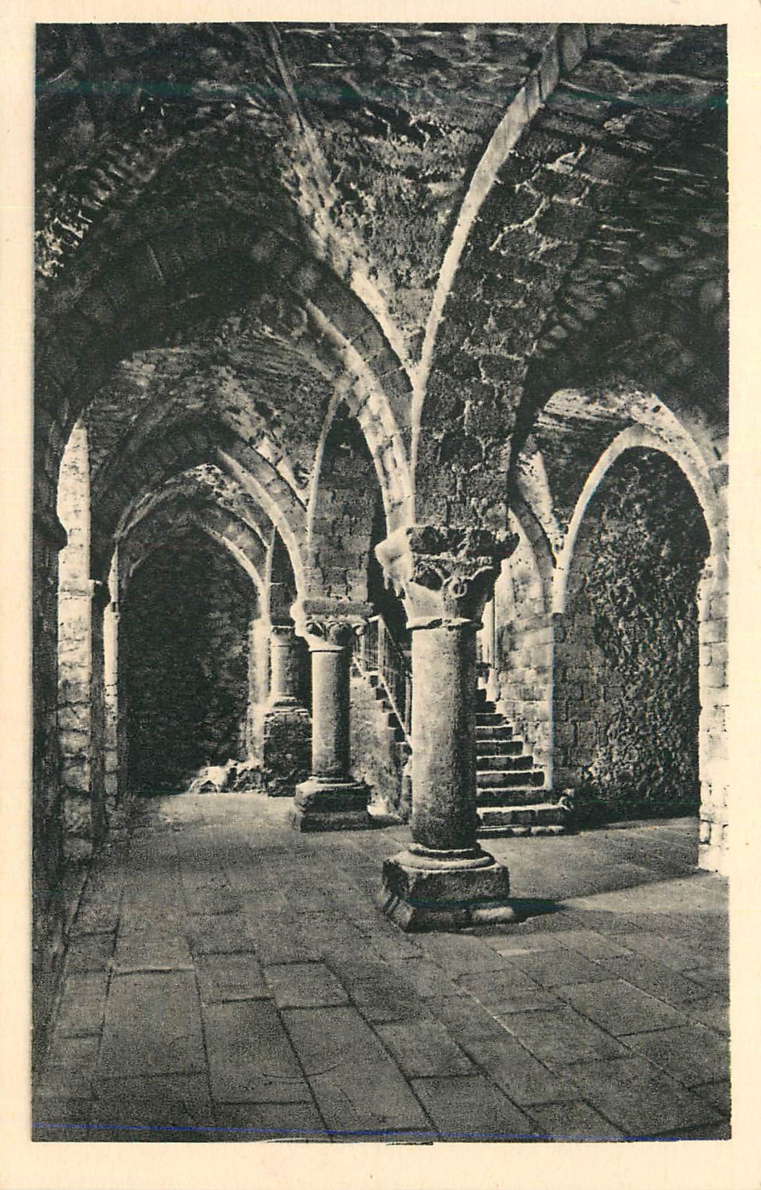 Intérieur des ruines d'un ancien couvent — éditeur non identifié, n° de série non visible