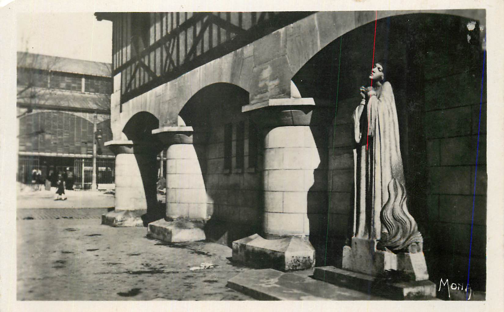 Statue de sainte dans un passage couvert — Monfa, éditeur