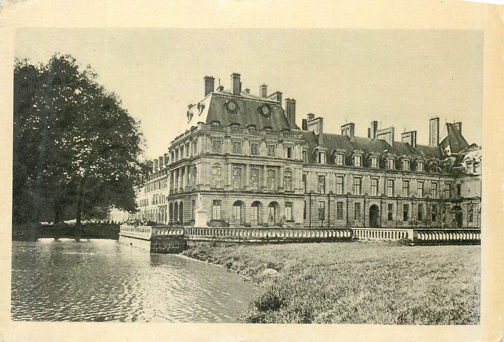 Castillo de Fontainebleau — vista del parque y del Sena — editor no identificado
