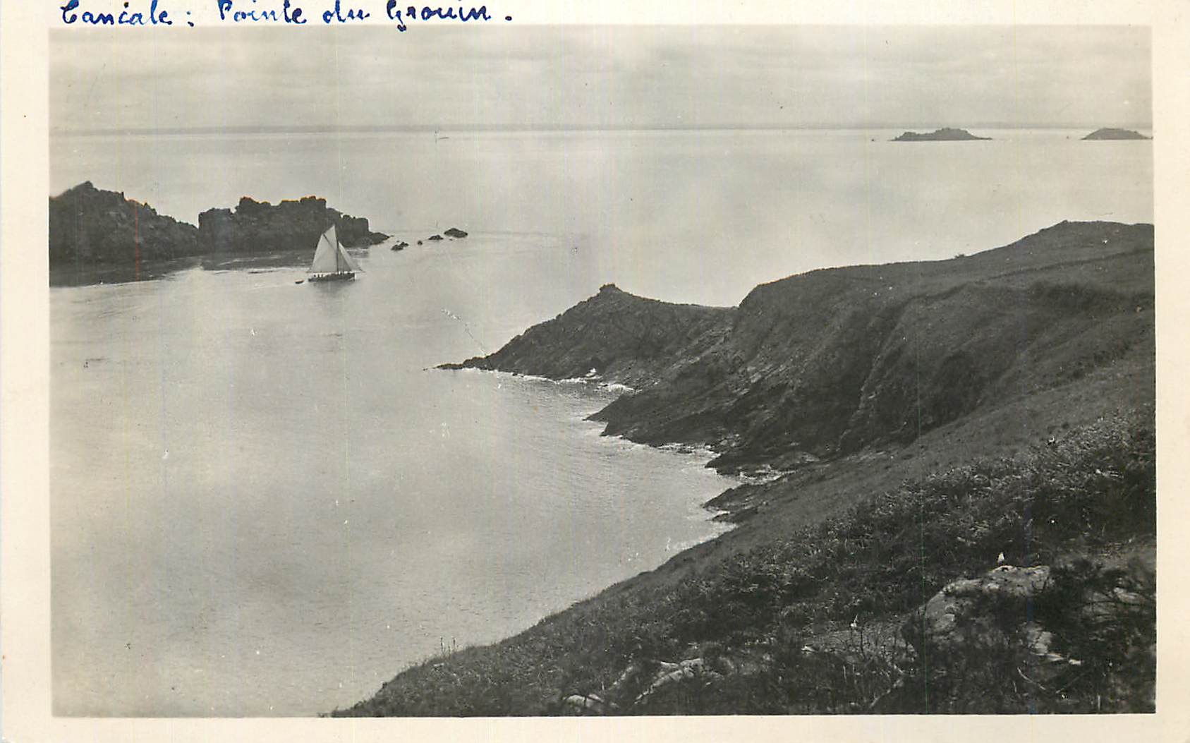 Canicale : Pointe du Grouin — vue côtière avec voile