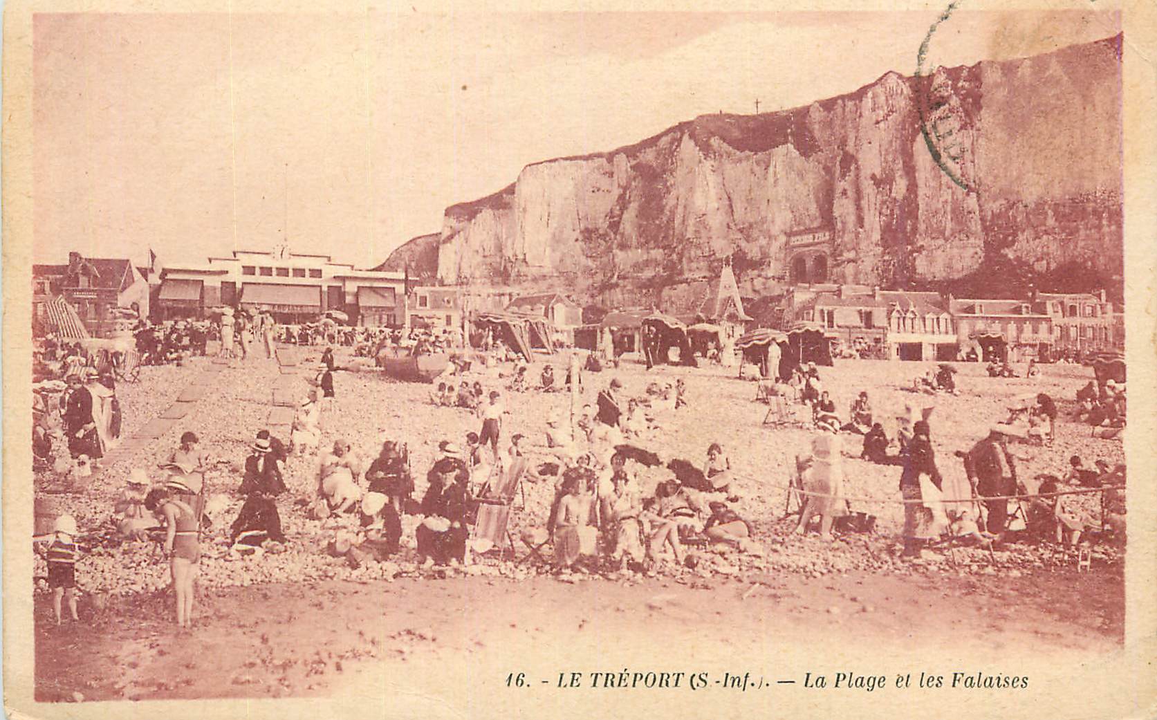 CPA Le Treport S Inf La Plage et les Falaises