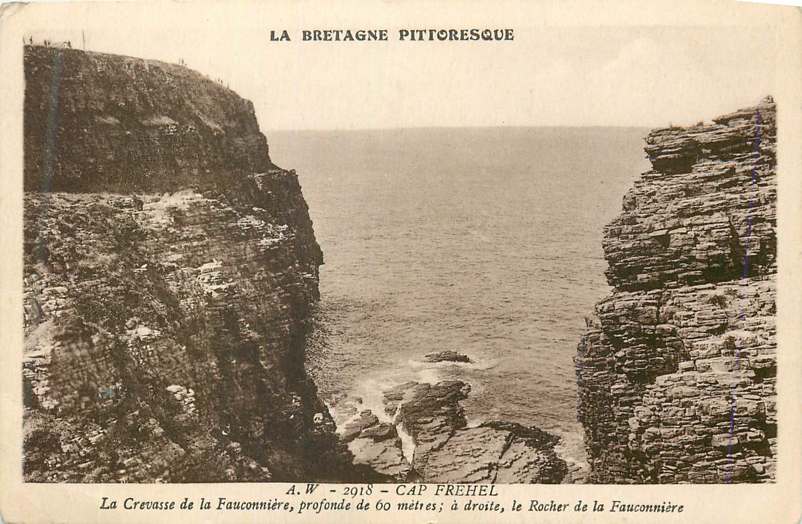 La Bretagne Pittoresque — La Crevasse de la Fauconnière, profonde de 60 mètres ; à droite, le Rocher de la Fauconnière — A.W. - 2918 - Cap Fréhel
