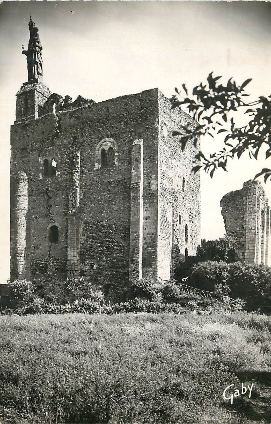 CPM Montbazon I et L Le Donjon Ruines du Chateau Fort construit au x S