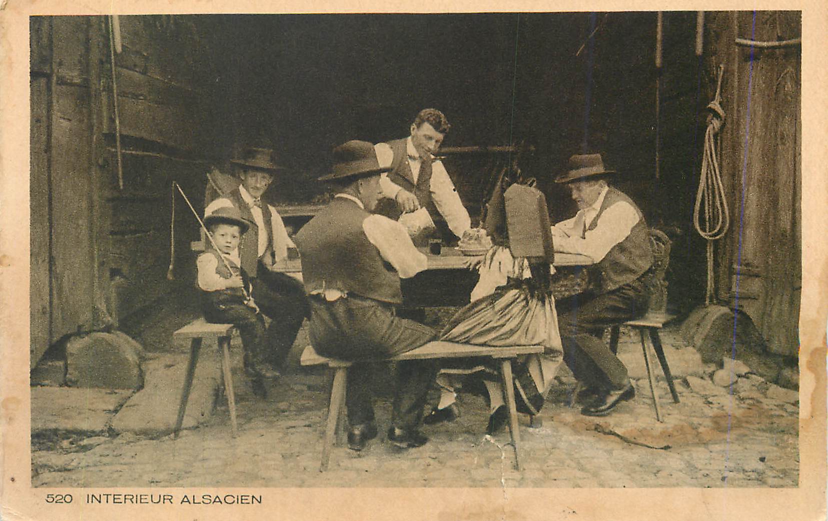 Intérieur alsacien — scène de vie — éditeur et n° de série 520 visibles