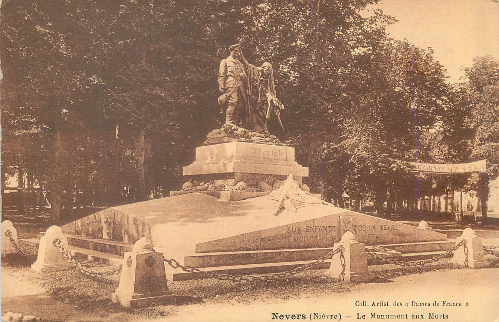 CPA Nevers Nievre Le Monument aux Morts